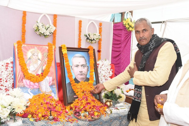 श्रद्धांजलि अर्पित